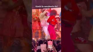 Bad Bunny Bailando Con Una Fanática en Concierto en Mexico