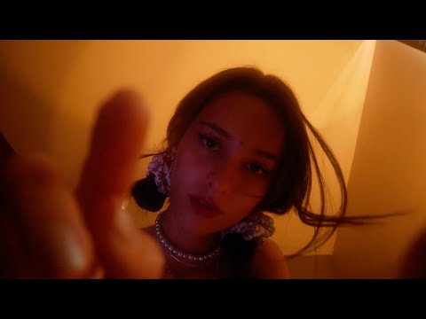 ASMR - Tu es l'iPhone volé par une copine jalouse (visuels, chuchotements)