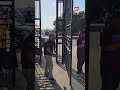 أنا عامل عملية.. منع طالب من دخول جامعة بنها في أول يوم دراسي بسبب "الشبشب"