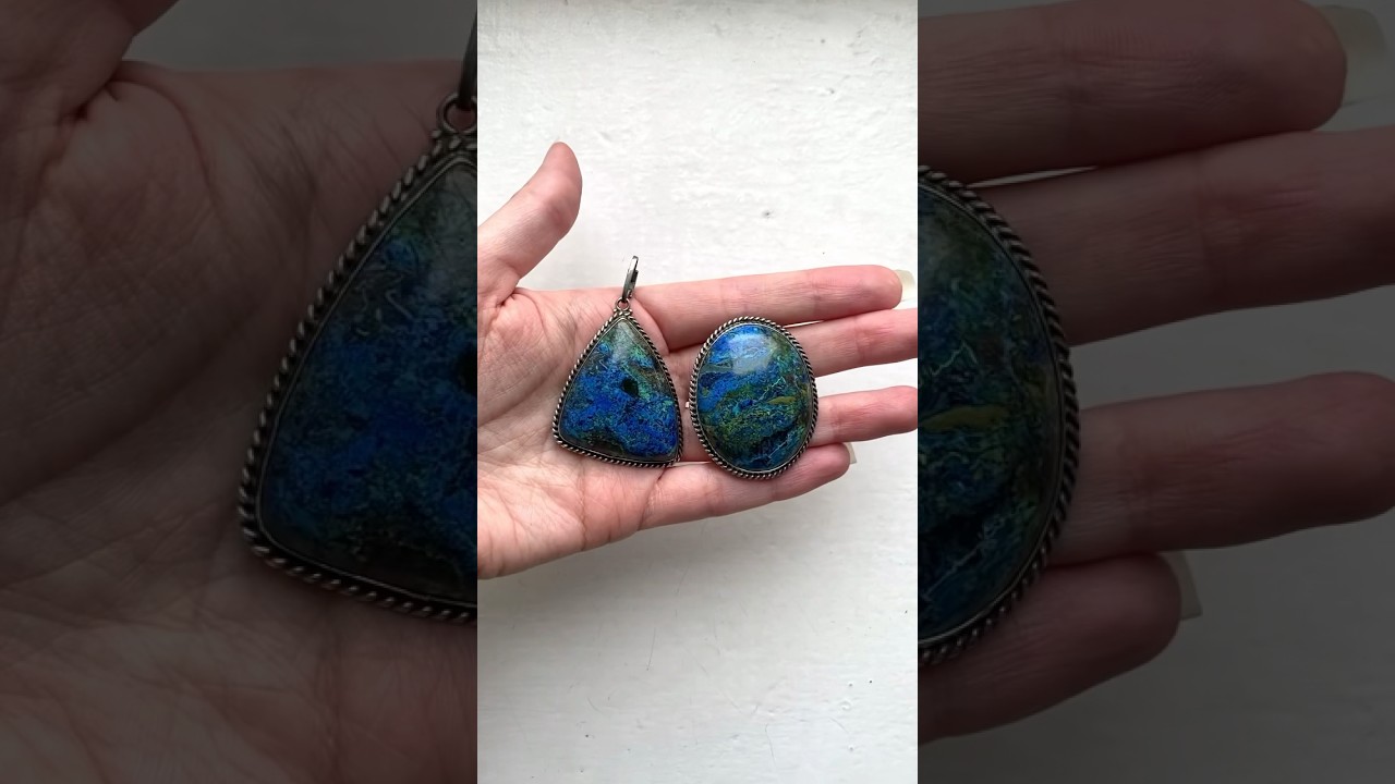 Комплект подвеска и кольцо с азурмалахитом азуритом и малахитом на руке 