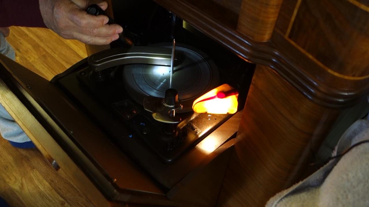 (227) Philco 41-610, Demonstrating cutting records on Polycarbonate