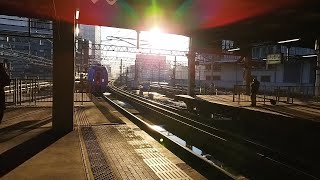 朝日の中からホイッスルを響かせ、キハ283系特急オホーツクが札幌駅に入線
