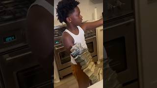 Famous Lil king shows off $100,000 cash from selling candy Wealth