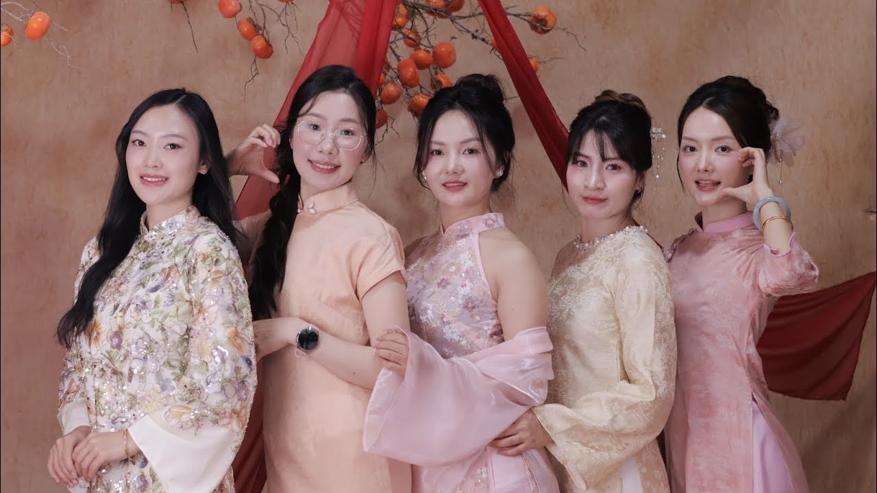 快過年了 我們一起穿奧黛去拍美美的照片