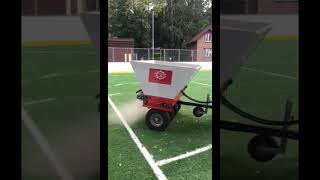 Разбрасыватель TOSS G-1000 с дозатором для засыпки покрытия кварцевого песка и резиновой крошки 1000 л.
