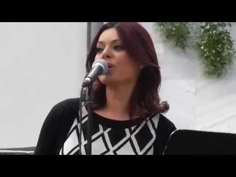 Στην αγκαλιά μου απόψε κοιμήσου