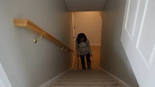 Using one crutch on stairs