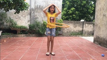 Hướng dẫn lắc vòng - Kỹ năng lắc xoay theo vòng tròn và vừa lắc vừa đi / Bé Tôm tv