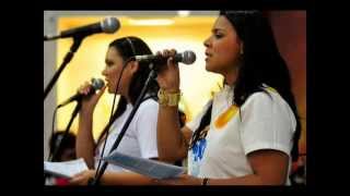 Video thumbnail of "Crícia Martins & Gláucia Martins - Deus me ama."