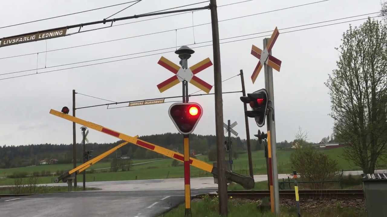 Level Crossing Road 679 Uddevalla Bohuslan Sweden Youtube - old type of a swedish railroad crossing roblox