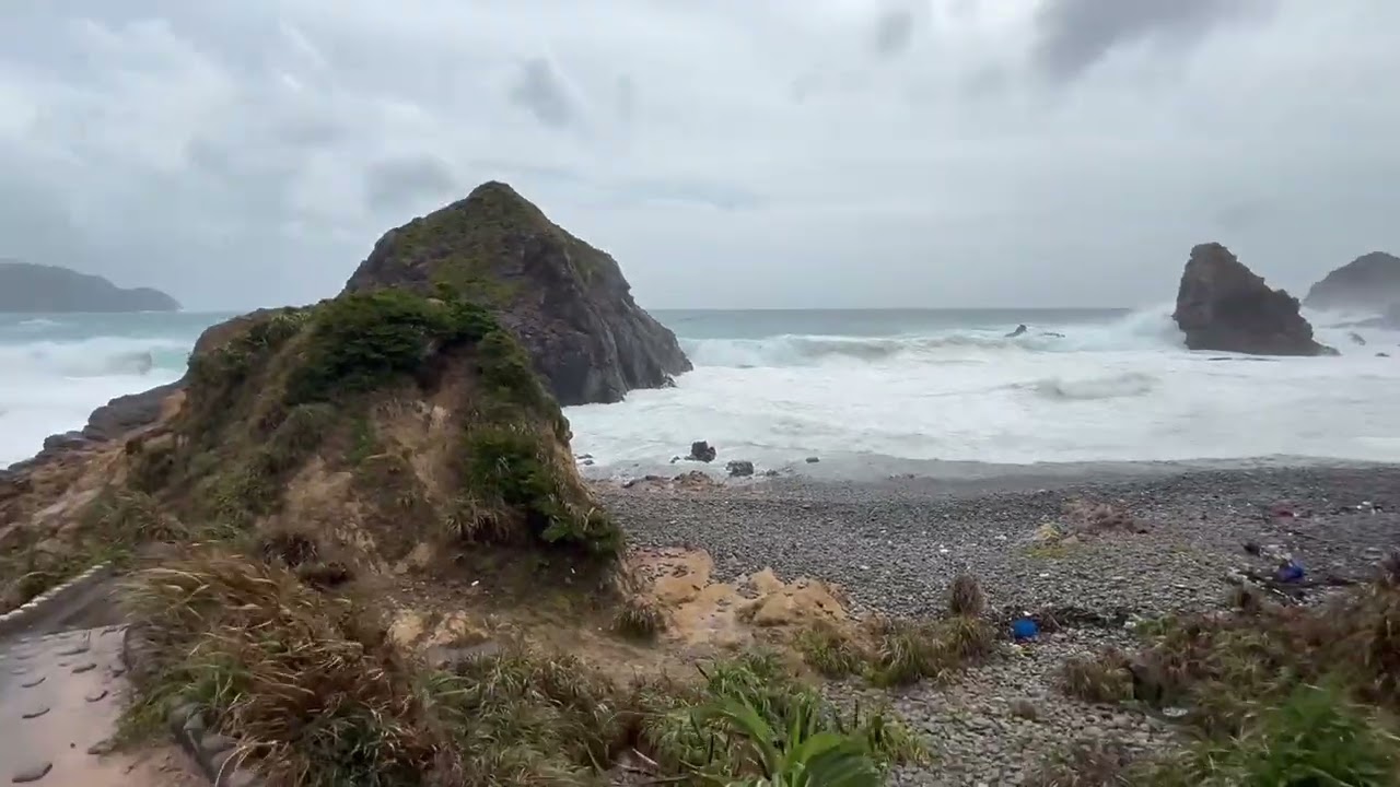 台風13号接近中/荒れ狂うホノホシ海岸 - YouTube