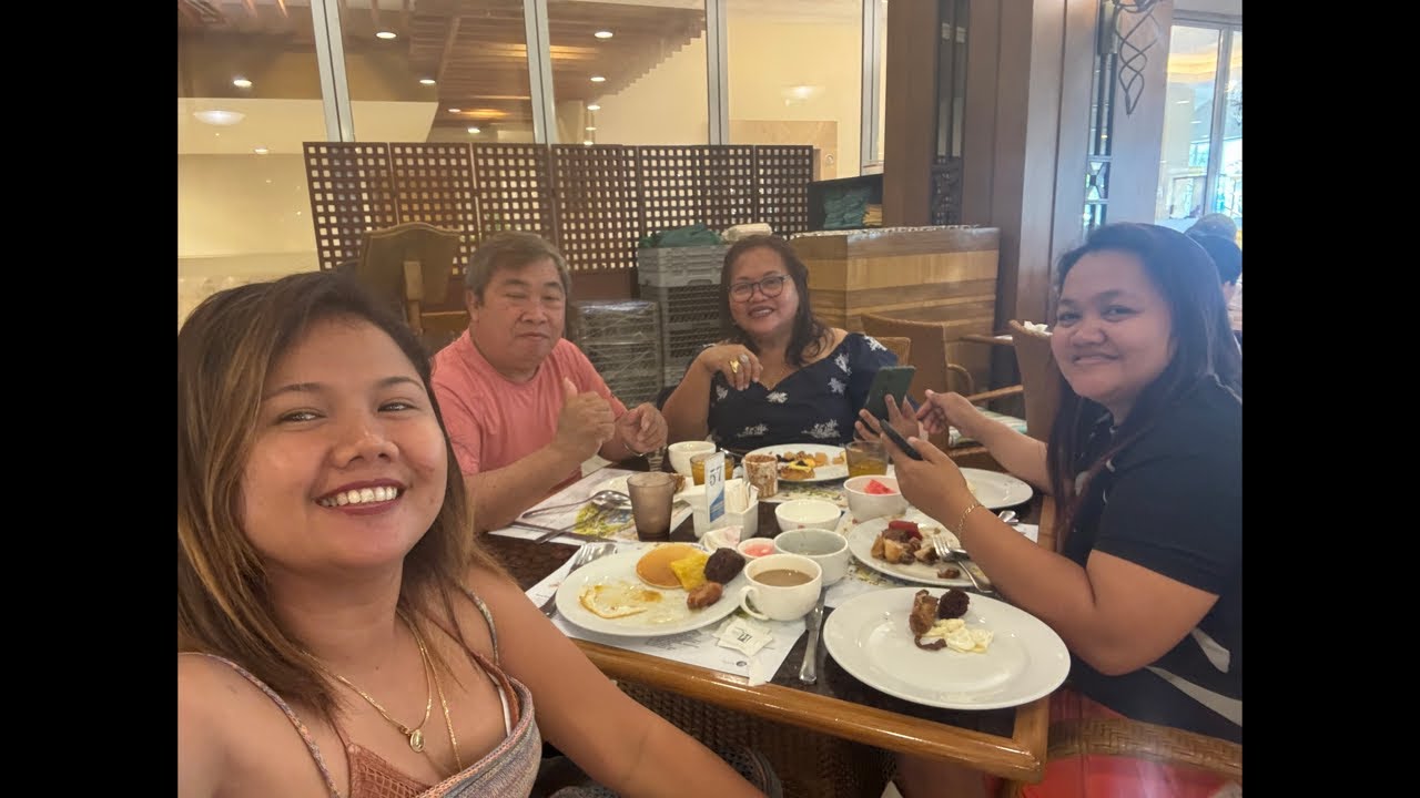 Eating Breakfast in JPark Island 😋