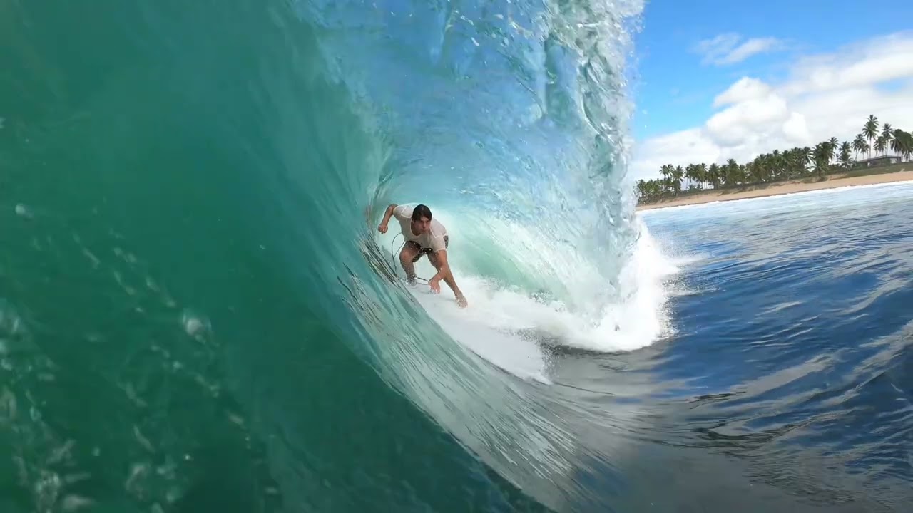 Carlos Coelho surfando praia do Nordeste