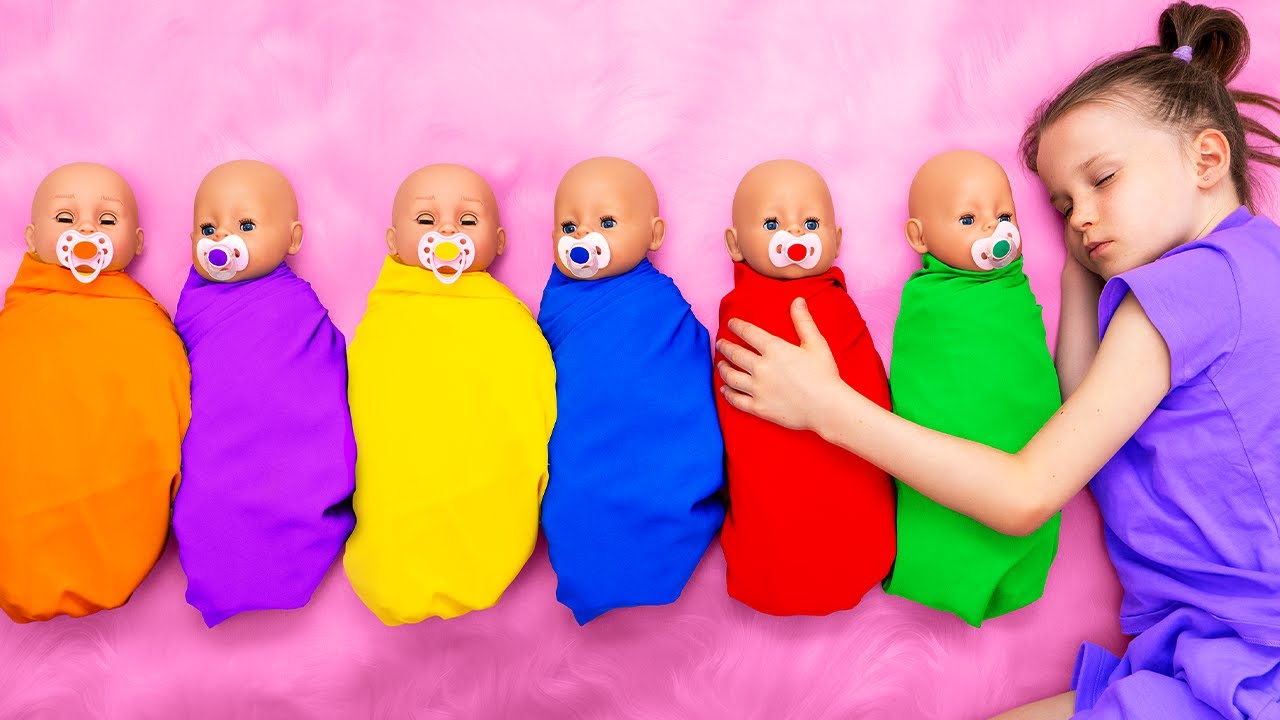 Пять детей играют с куклами-младенцами