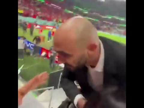 الركراكي يتوجه الي المدرجات ويقبل رأس والدته بعد فوز المغرب علي اسبانيا كاس العالم 2022 المغرب