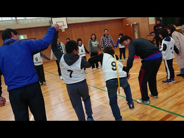 フラフープくぐり