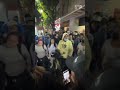 Riña entre comerciantes y policías durante un operativo en Zona Rosa genera tensión y caos