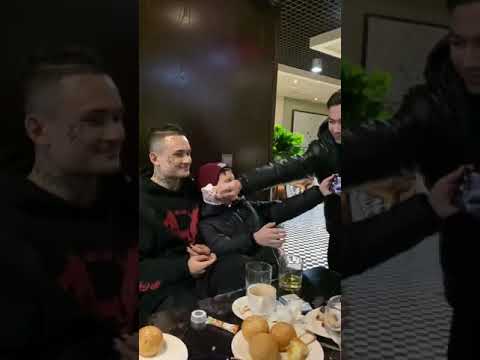 Моргенштерн фоткаеться с