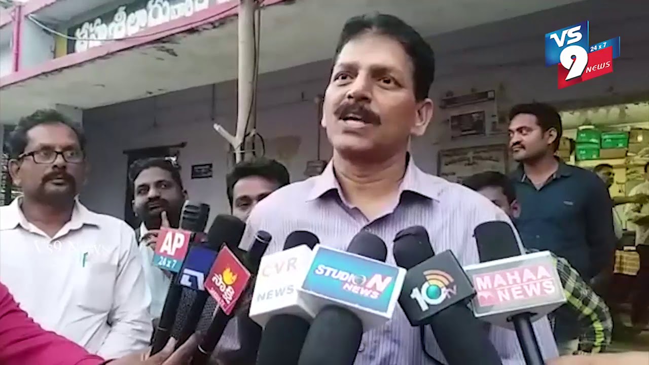 Tallapalem incharge VRO Rajesh was caught while accepting a bribe of two thousand from a farmer.