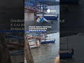 Ônibus perde o controle e cai em rio durante embarque em balsa. 📲 #RecordNews #Notícias #Shorts