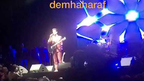 Atif Aslam singing Aadat in London O2 arena! awesome guitarist!