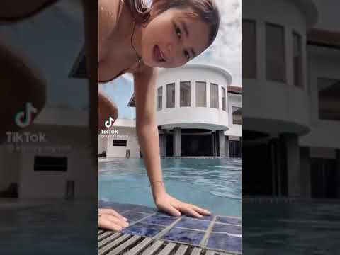 KENZY MYELIN LAGI MANDI DI KOLAM RENANG