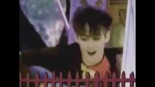 Video voorbeeld van "Aztec Camera - Oblivious (Official Video) (REMASTERED)"