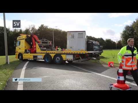 Vrachtwagen geschaard op knooppunt Hattemerbroek - ©StefanVerkerk.nl