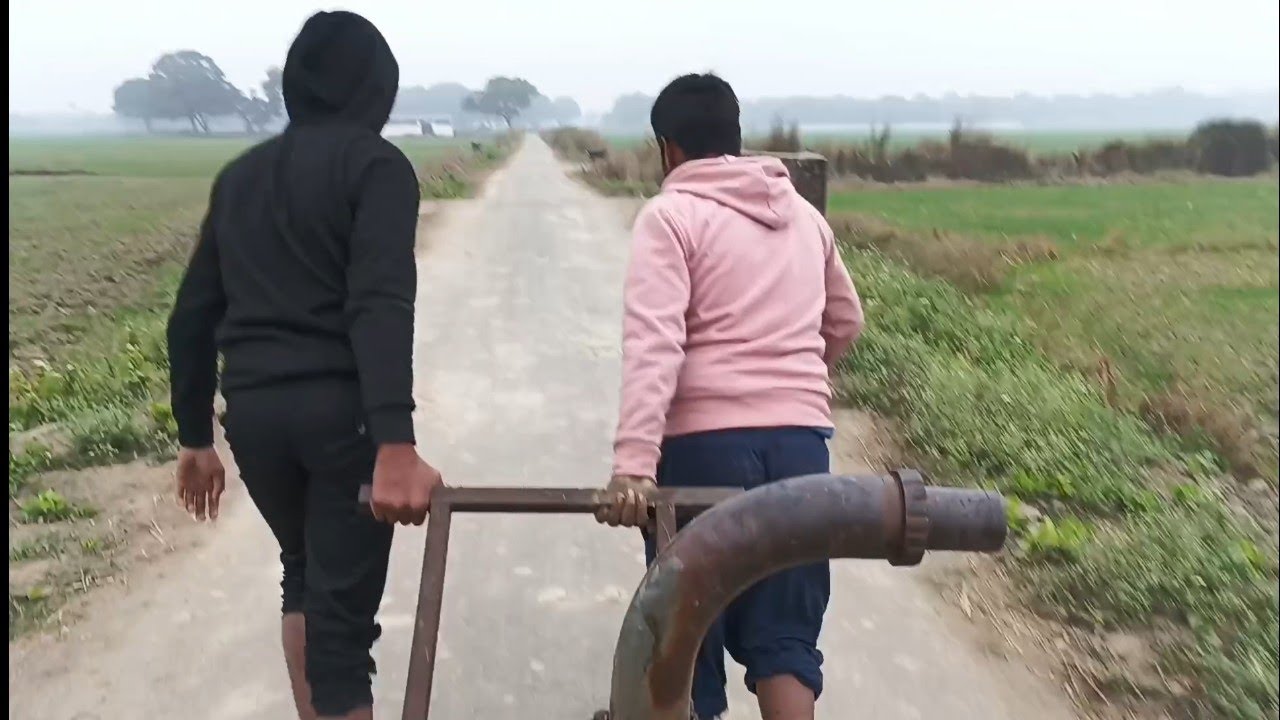 दोनों भाई इंजन को खींच रहे हैं 😮