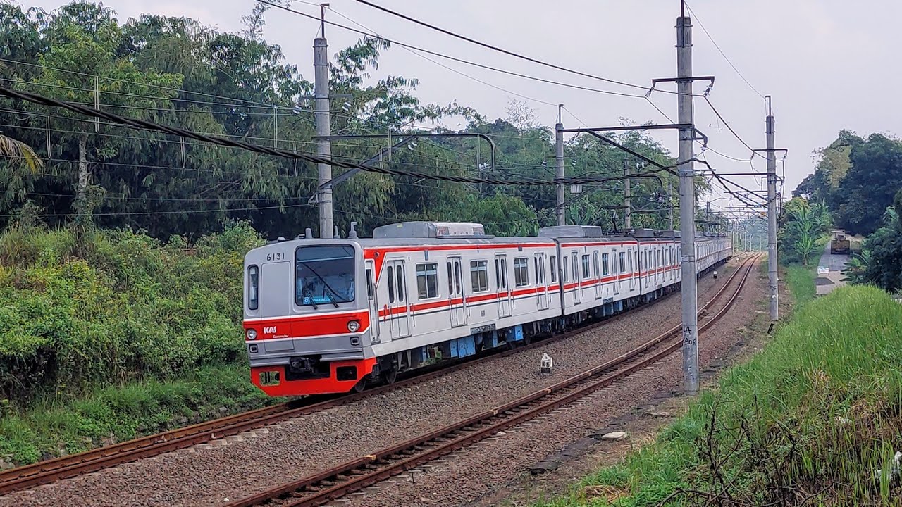 Tokyo Metro 6000 series прибывает на о.п. Tenjo, перегон Тигаракса - Дару, Западная Ява, Индонезия 