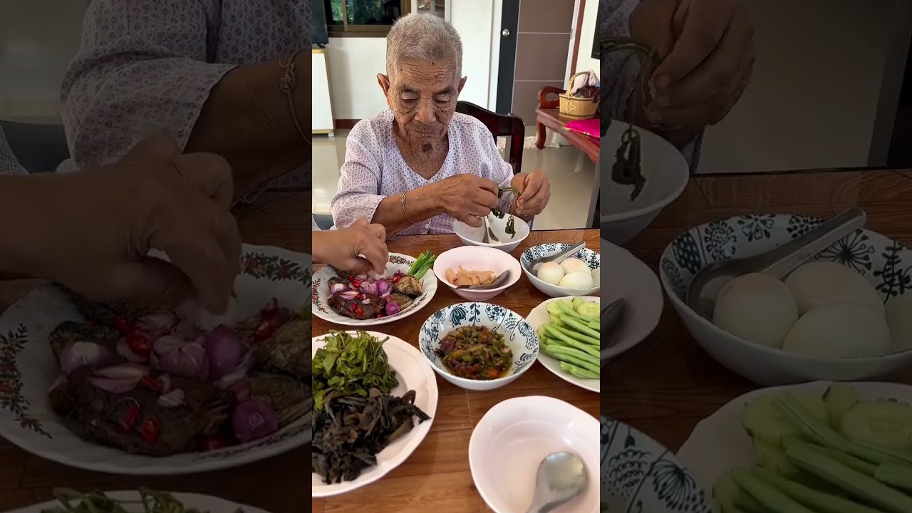 กินข้าวกับปลาทูเค็มกับแม่โซ้นเด้อ #food #กินข้าว #eat #คุณยาย #อาหารอีสาน #แซ่บๆ 