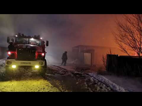 В Орске ликвидируют крупный пожар в жилом доме