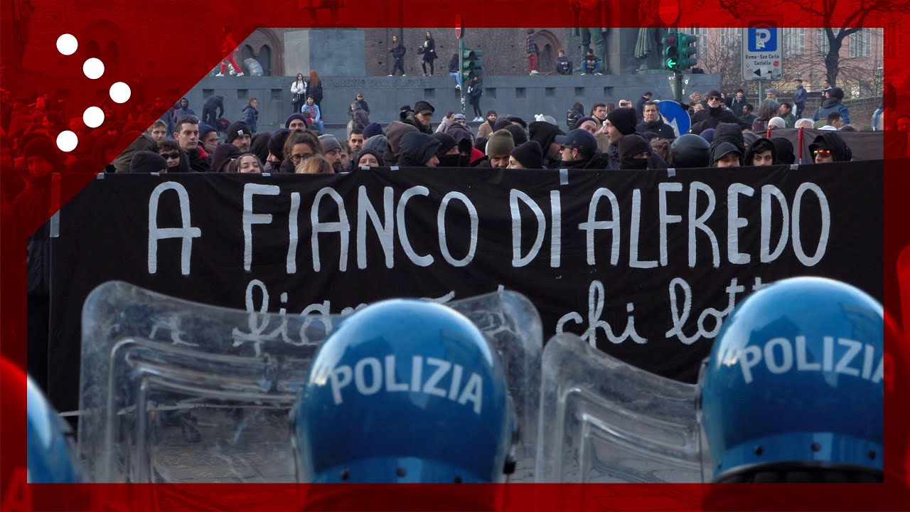Cospito, anarchici in corteo a Torino contro il 41bis: esplose bombe carta, polizia in forze