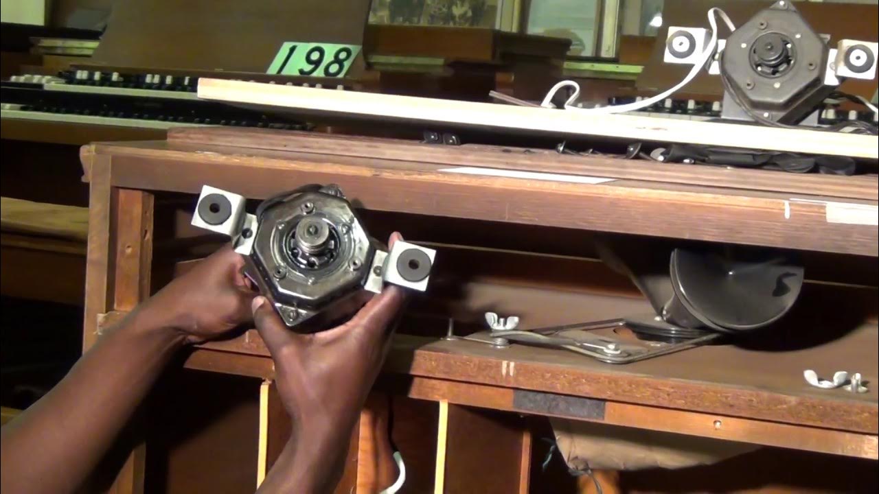 How to exchange an upper Leslie motor - YouTube
