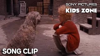 ANNIE (1982): “Dumb Dog” Full Clip | Sony Pictures Kids Zone #WithMe Resimi