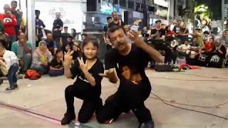Download lagu Adik Aleesya turun mlm nie menari bersama kamalakasan...