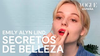 Emily Alyn Lind (Gossip Girl): labio rojo perfecto en 7 pasos | Secretos de Belleza | VOGUE España screenshot 5