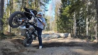 Aikuinen mies ja pakko koko ajan leikkiä. BMW R1250GS