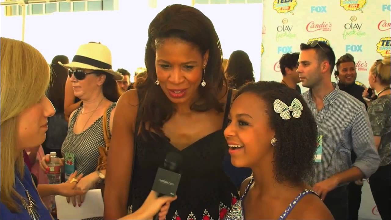 Megan & Liz Interview with Cambio on 2014 TCAs blue carpet