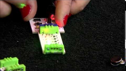 Ayah Bdeir : Building blocks that blink, beep and teach