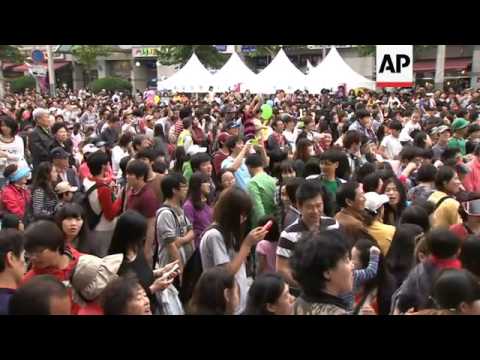 Thousands perform South Korean rapper Psys horse dance during a street festival