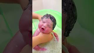 🍼 Newborn Baby's First Bath#youtubeshorts #babyshorts