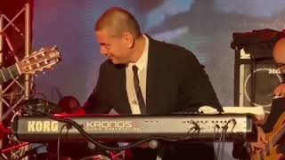 عمرو دياب يعزف يتعلموا ل محمد عبد السلام 😂 محمد عبدالسلام يعزف يتعلموا ل عمرو دياب فيديو فاجر
