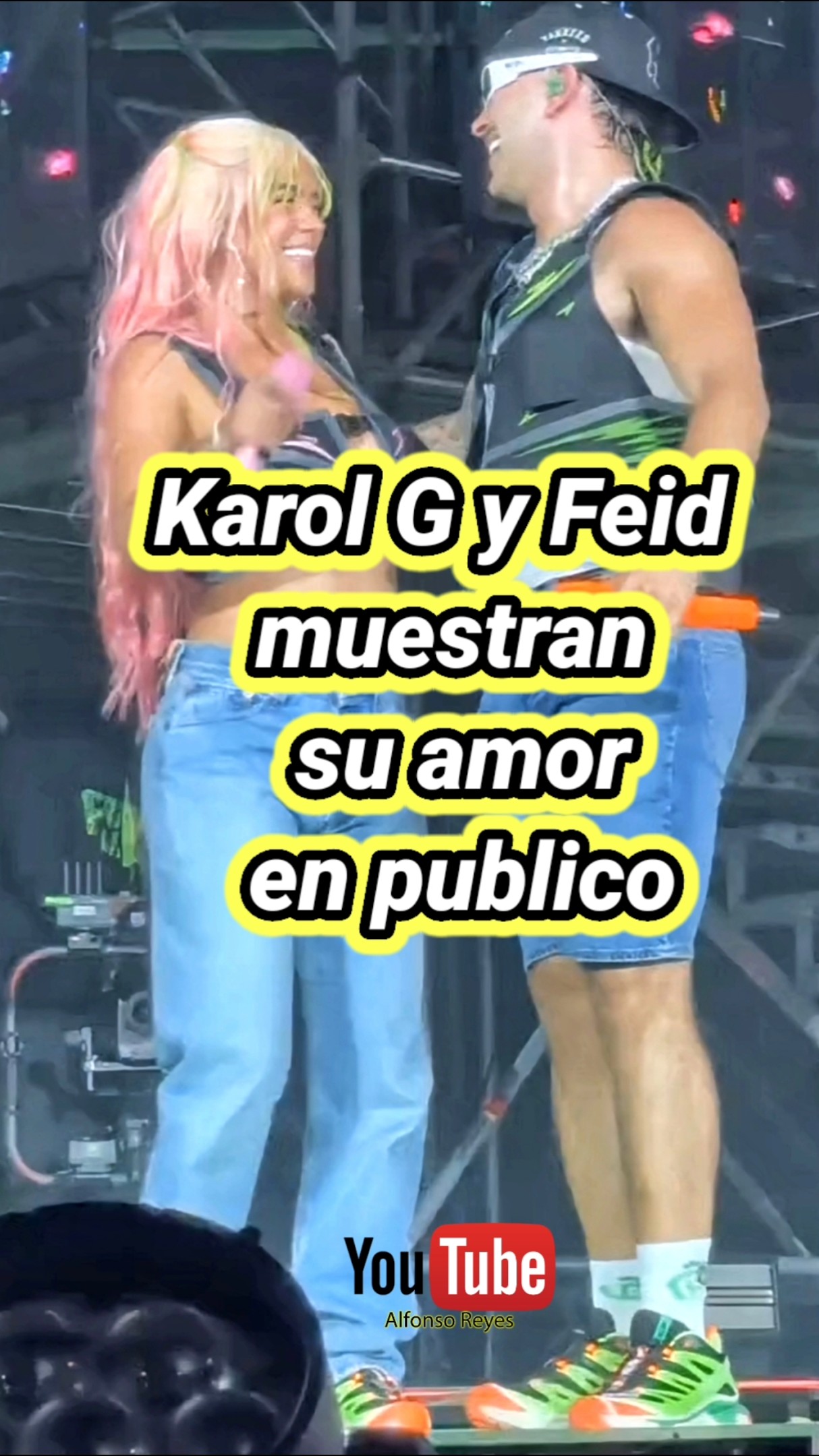 Karol G y Feid muestran su amor en público. #karolg #feid #bichota