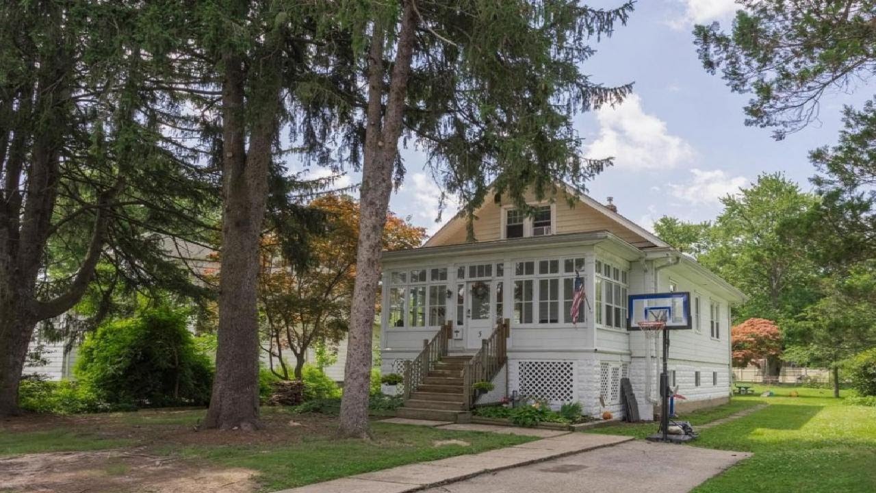 5 W SYLVAN AVENUE, MORTON, PA Presented by Stephanie Russel.