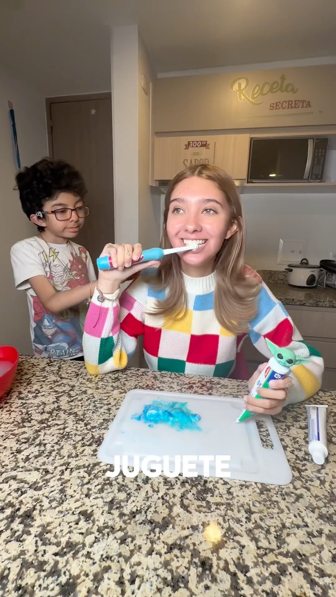HAY JUGUETES DENTRO DE LA CREMA DENTAL ? #shorts