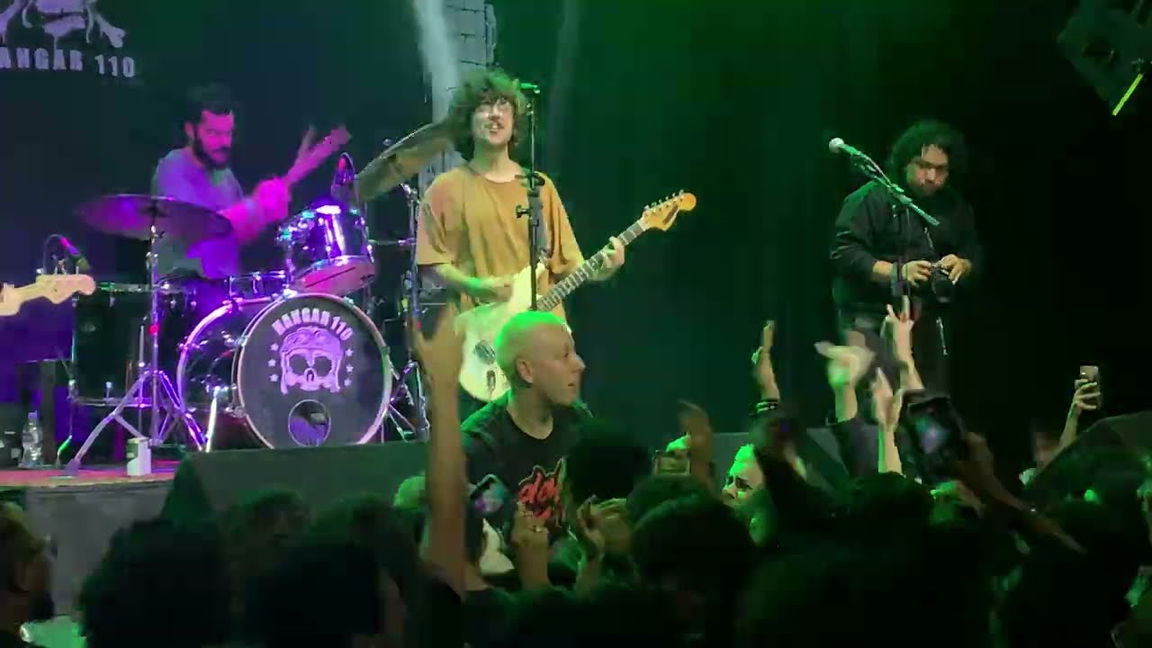 Bella e o Olmo da Bruxa - Tu Me Trocou Por Um Cara Que Usa Sapatênis @ Hangar 110, SP - 06/04/2025