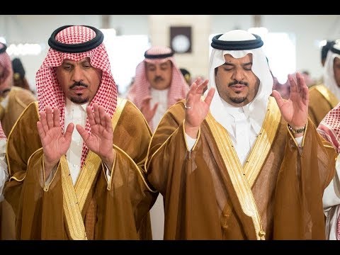 سمو الأمير محمد بن عبدالرحمن وسمو الأمير خالد بن عياف يؤديان صلاة الميت على الشهيد فيصل المطيري