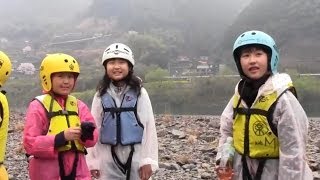 ライフジャケットとヘルメットを装着　Life jacket and helmet 　四万十ウォッチング２０１４春