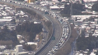 新東名で一時千台立ち往生 降雪の影響で